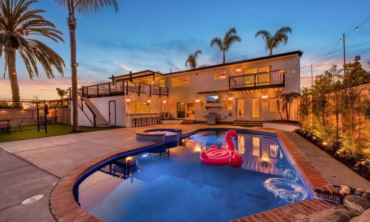 Vista House | LUXURY 8 BEDROOM COASTAL VILLA WITH PRIVATE POOL, SPA, SALON!