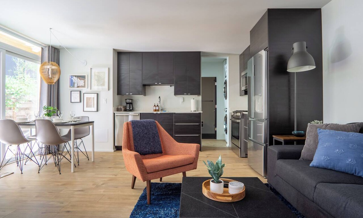 King Apartment | Luxury Apartment, 95 walk score, AC, Laundry, Patio, 2 TVs