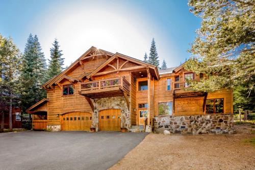 Truckee House | Luxury Cabin with a Private Hot Tub in Tahoe Donner, California
