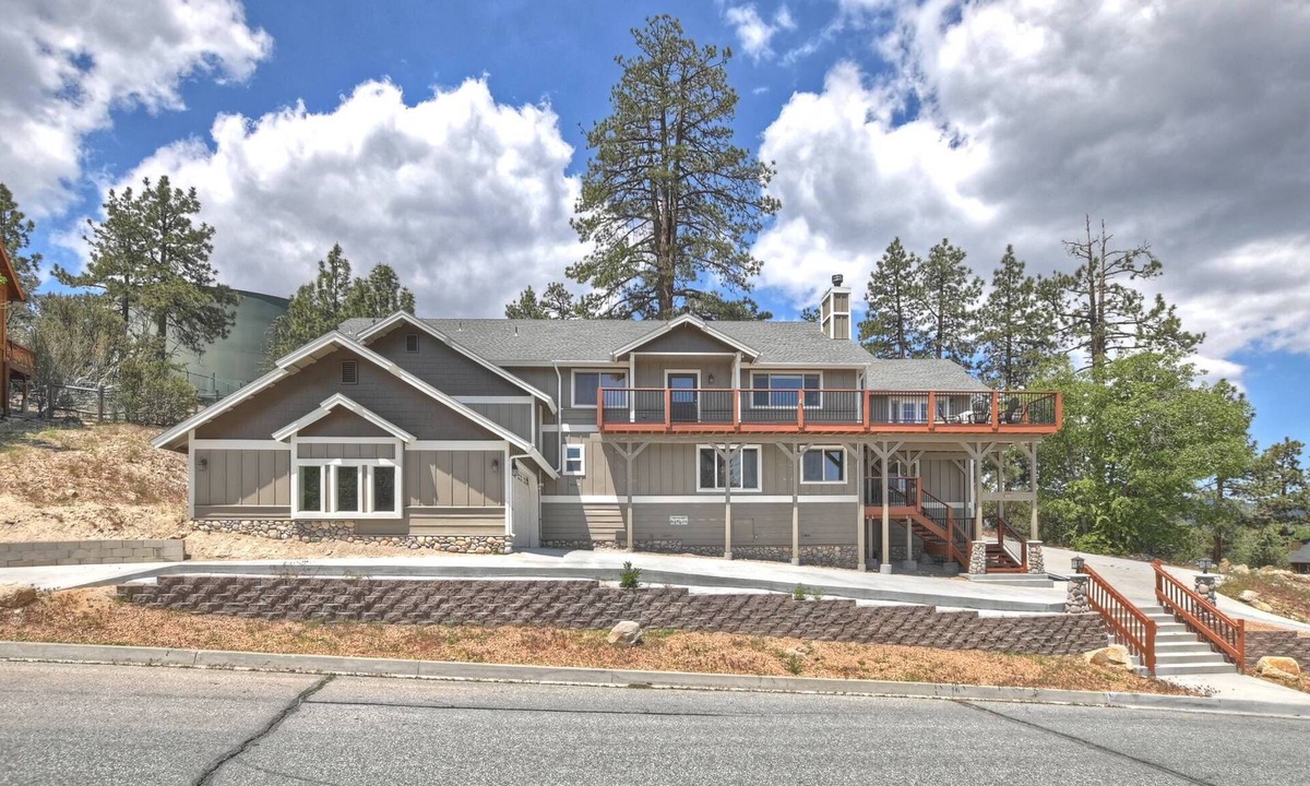 Castle Glen Estates Cabin | Luxury Castle Glen Home! HOT TUB! PET FRIENDLY! Central A/C! Mountain Views! Theater Room! Fully Fenced Back Yard! 2 Game Rooms!