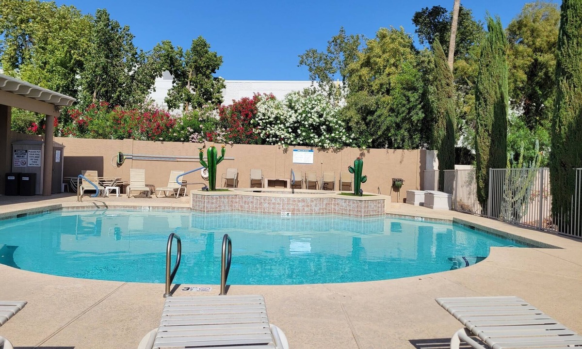 Superstition Springs Condo | Luxury condo on golf course 2/2.5 utilities included up to $200