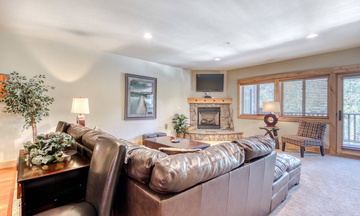 Government Camp Condo | Luxury condo with gas fireplace, updated amenities, shared pool & hot tub
