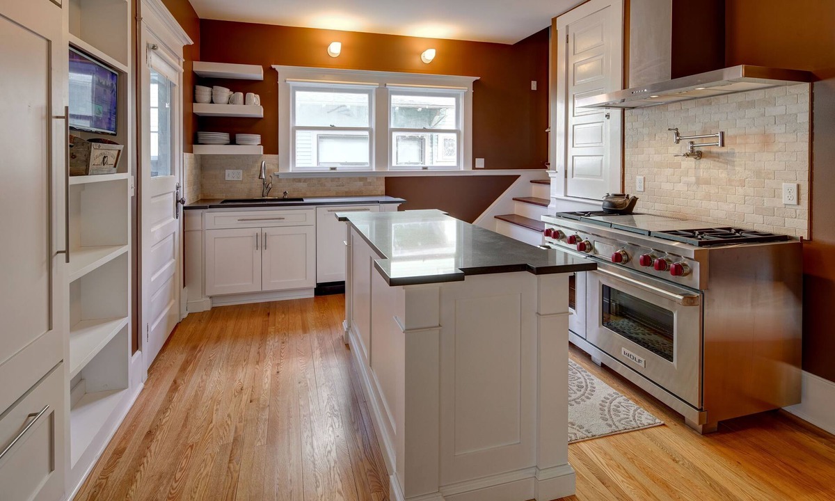 Irvington House | Luxury Home For Up to 10 Guests (8 Queen Beds)