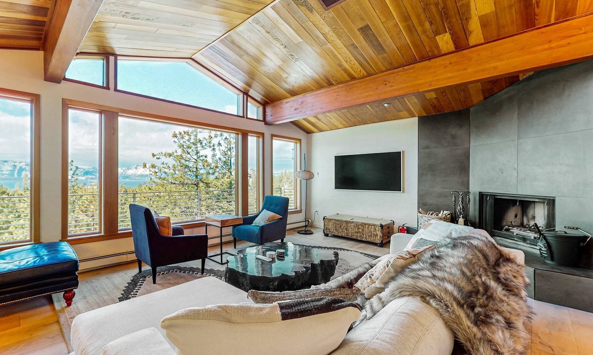 Round Hill Village House | Luxury lake-view home with spacious deck, sauna, golf room, & wet bar