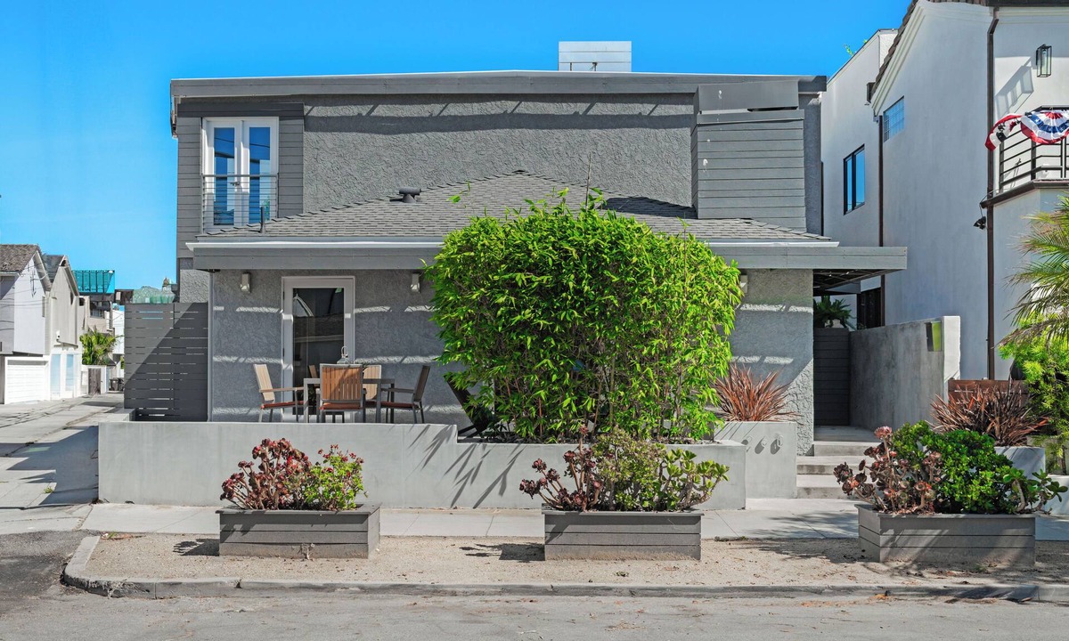 Naples House | Luxury Naples Island Retreat in charming Long Beach with AC