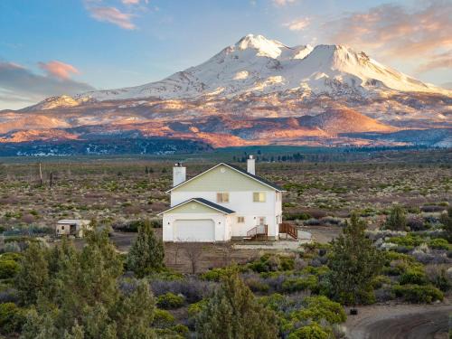 Weed Villa | Luxury Shasta Vista Retreat & Basecamp - Sauna & Jacuzzi