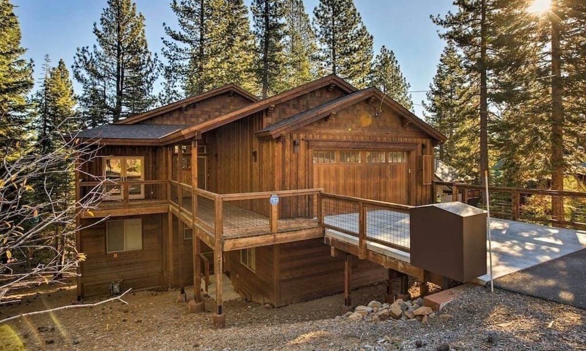 Truckee House | Luxury Tahoe Truckee Retreat Hot Tub, Chef Kitchen, Game Room, BBQ & EV Charger