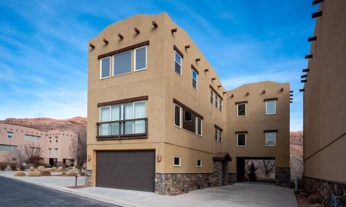 Moab House | Luxury Vacation Home 4-BED M20 - 4 master suites and 4.5 bathrooms