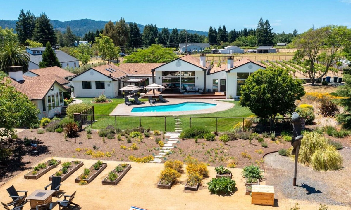 Kenwood House | Luxury Vineyard Estate | Walk to Wineries, Pool