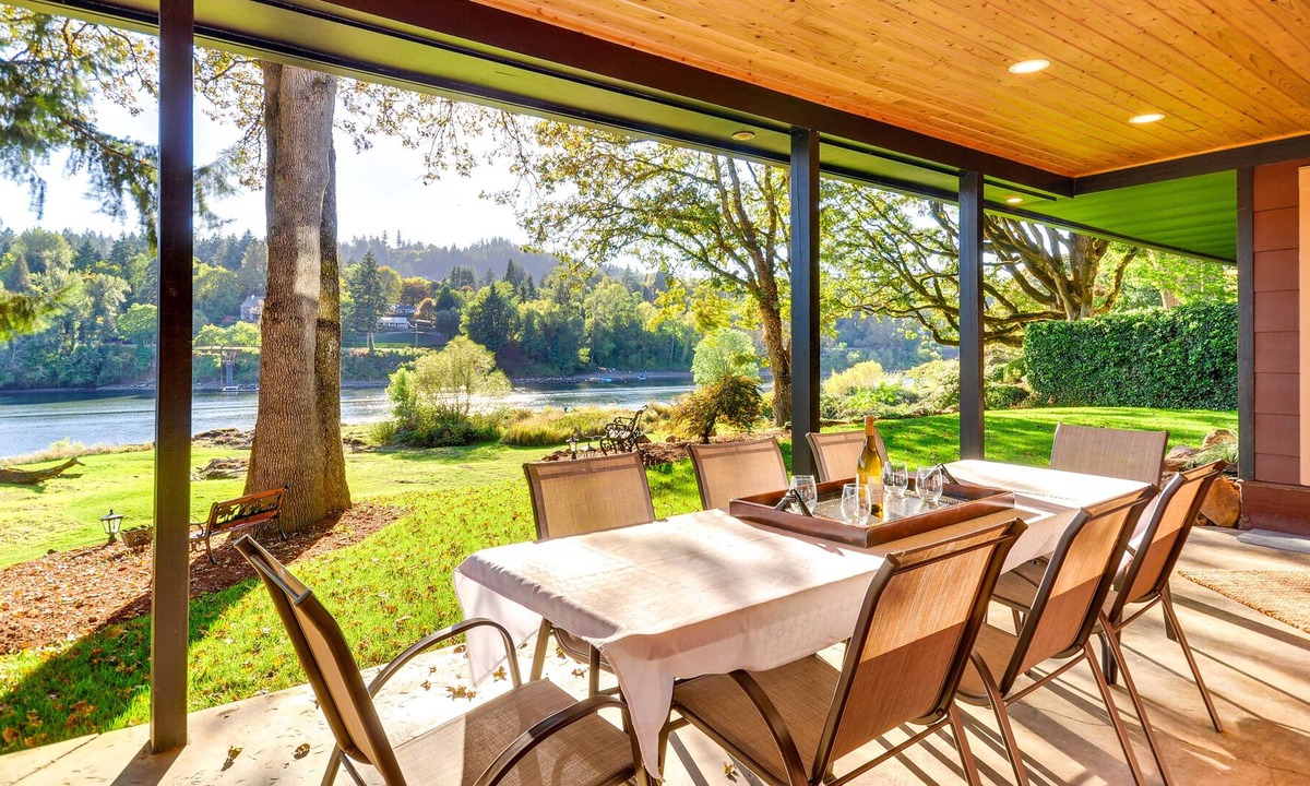 Oak Grove House | Luxury Waterfront Oregon Home w/ Large Deck!