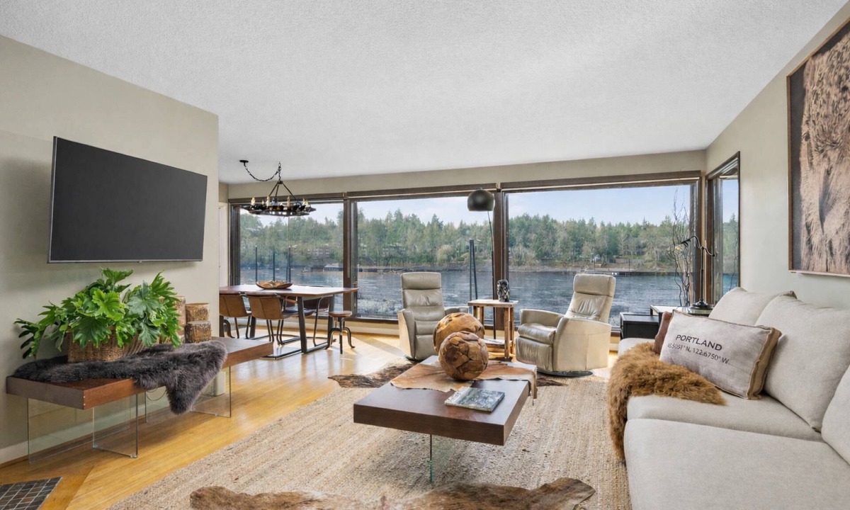 Oak Grove House | Magnificent Home on Banks of the Willamette River, Hot Tub, Fire-Pit, Cornhole, 9 Miles to Downtown