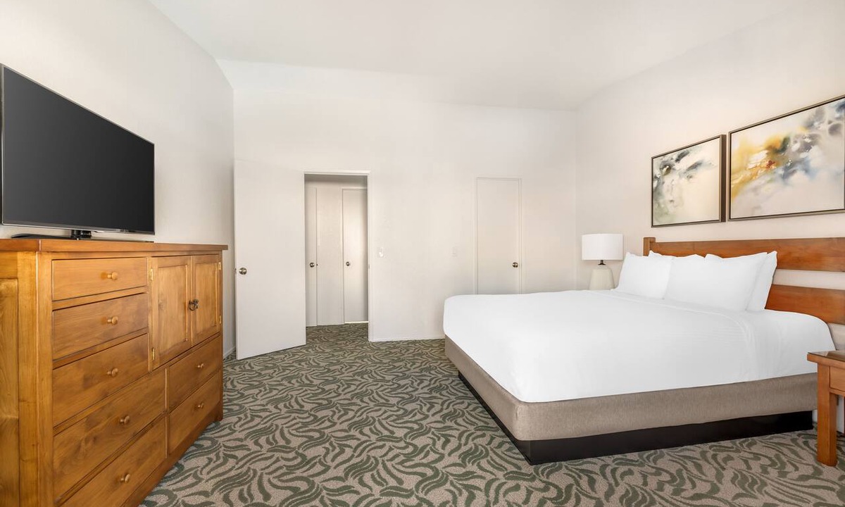 San Diego Country Estates Hotel | Make Your Trip More Enjoyable! Four Comfortable Units, Pool, Onsite Game Room!