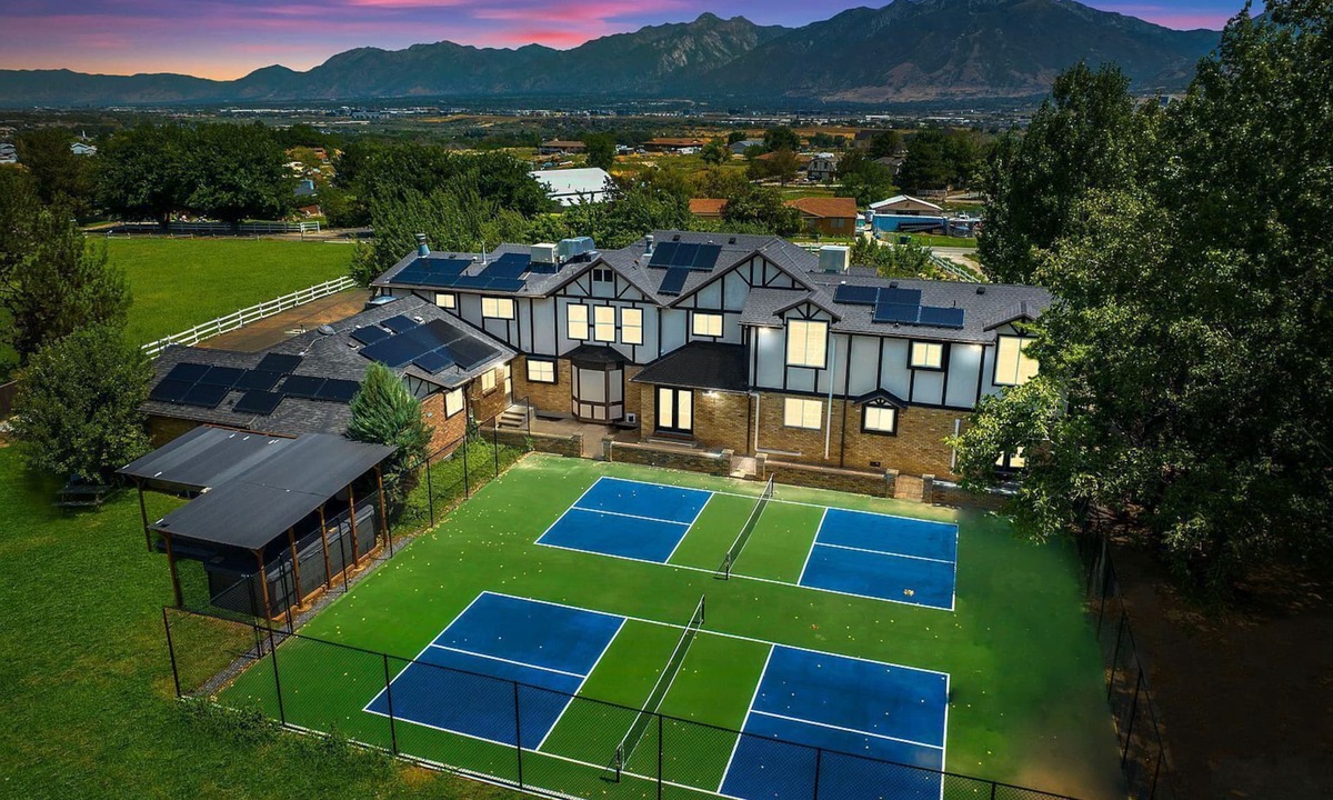 Bluffdale House | Mansion Pickleball Courts XL 17’ HotTub & Mini ZOO