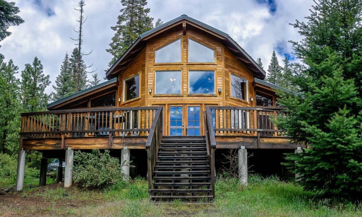 Ashland Cabin | Mayfield Gardens Cabin w/Jacuzzi and Wood Stove at Green Springs Inn
