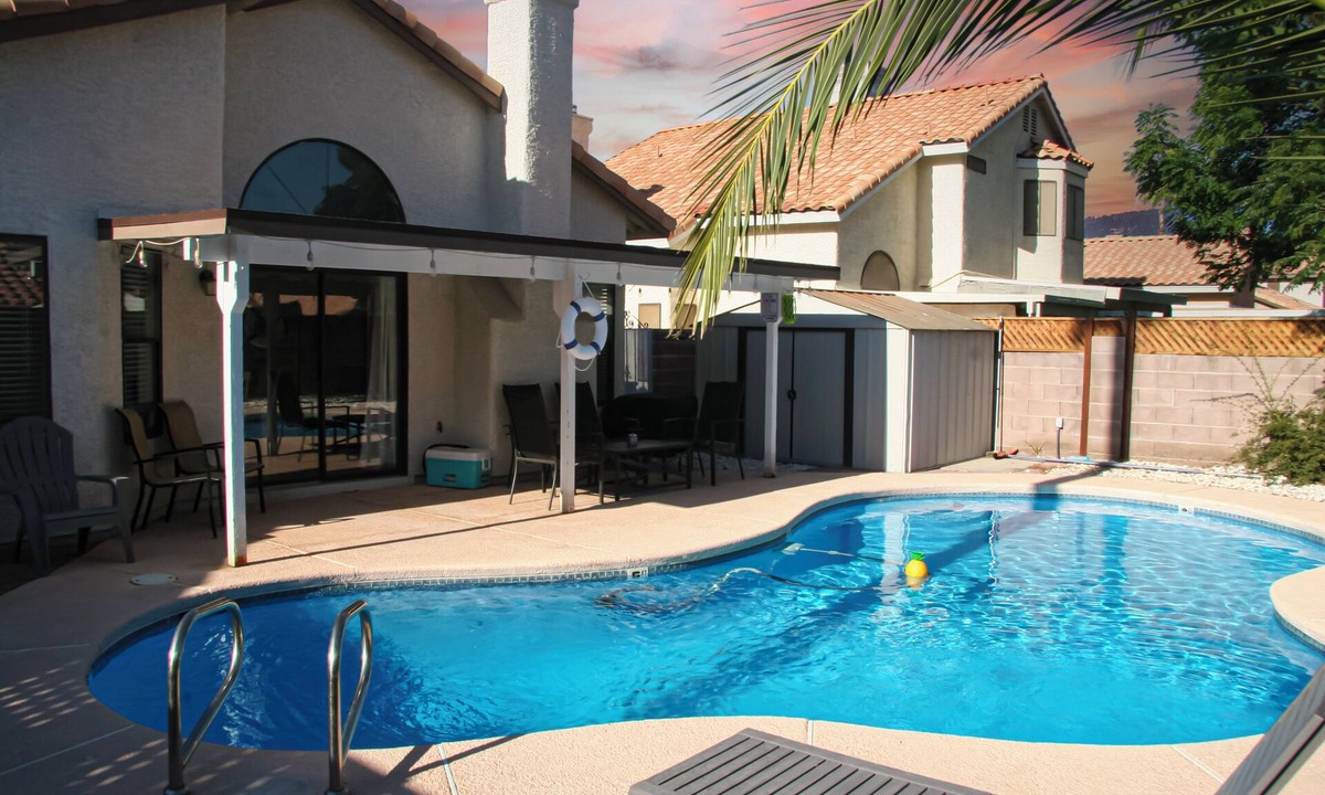 Paradise House | Mediterranean House with Large Pool & Patio 10 min to strip & 5 min to Airport