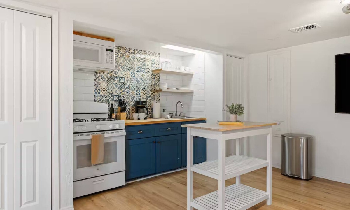 Mount Helix Cottage | Mediterranean-inspired 1BR Guesthouse - Full Kitchen, Workspace & Garden