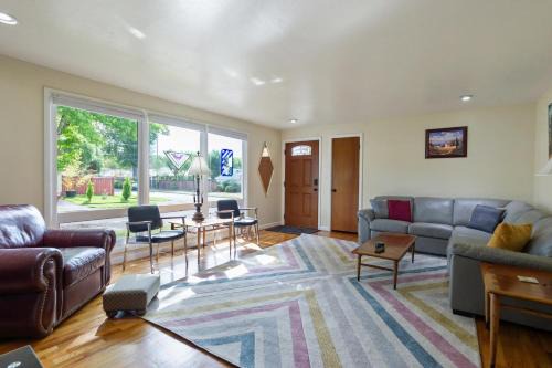 Friendly House | Mellow Yellow - 7 Minutes to UO & 4 Minutes to Downtown home