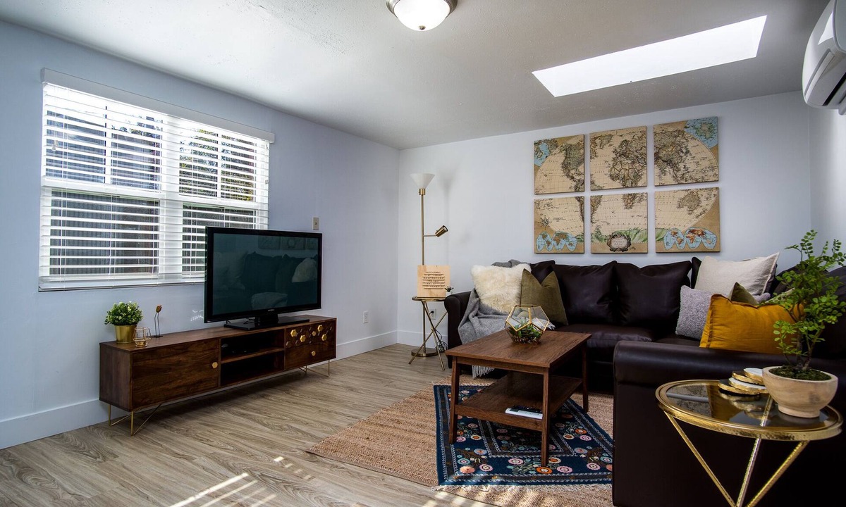 North Oak Park Apartment | Mid-Century Modern Guest House in North Oak Park
