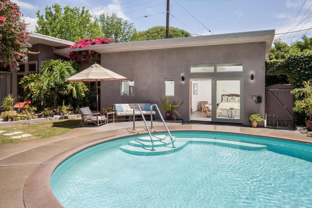Bixby Knolls Apartment | Mid-Mod Retro Private Studio & Pool