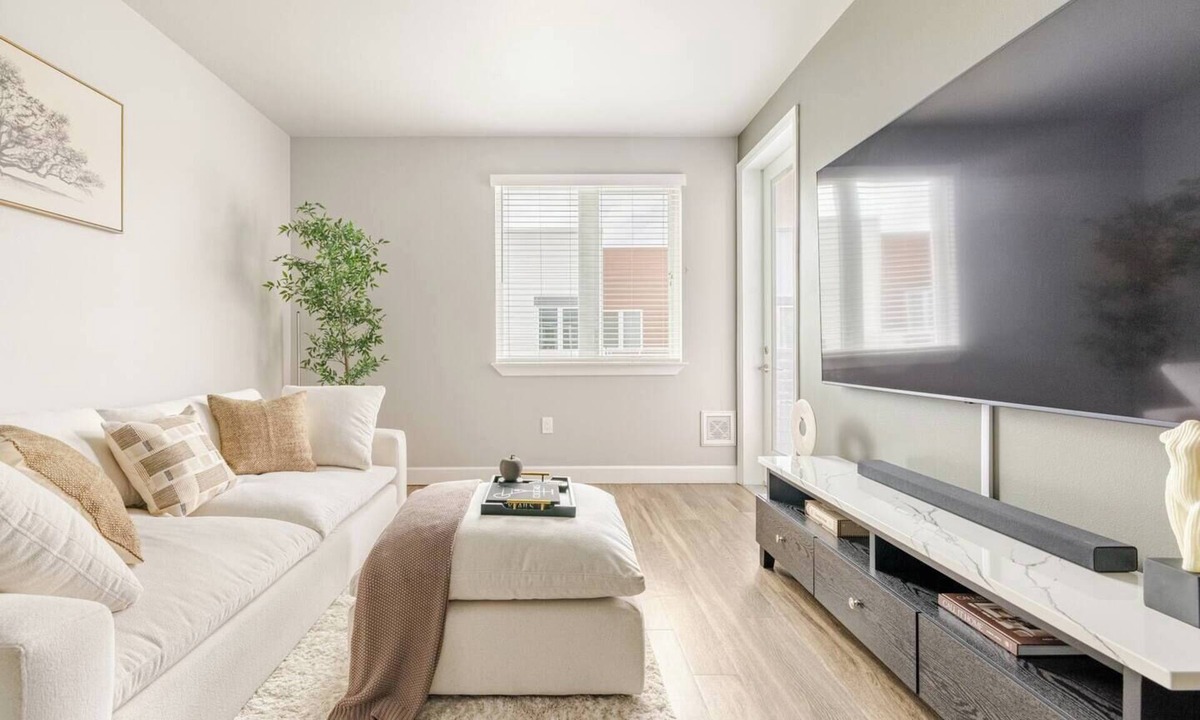 Downtown Sacramento Apartment | Mid-rise Modern Lux loft In The City