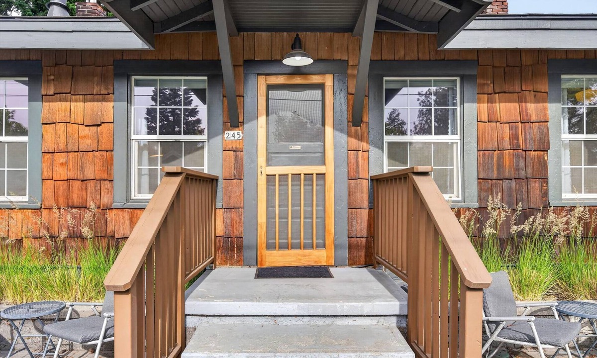Old Bend House | Middle Sister - Sweet Bungalow, Queen bed, Parking, Walkable downtown Bend