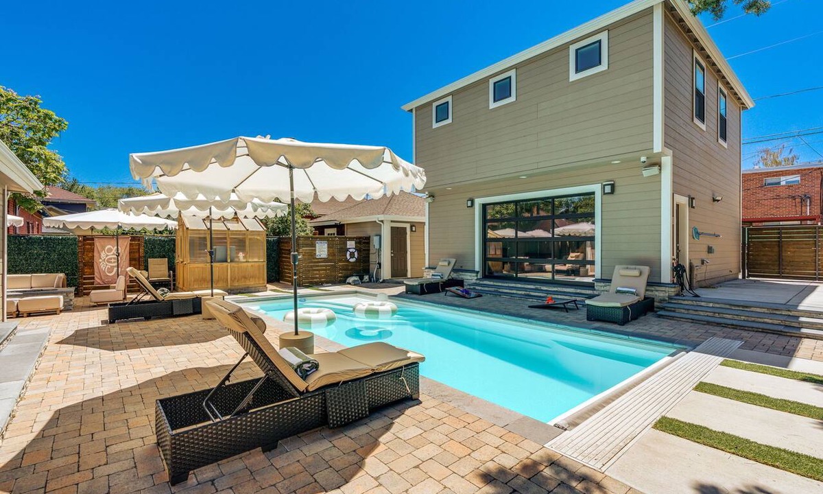 Old Southwest House | Midtown Reno Walkable Retreat Shared Backyard &Pool Access + Private Garage