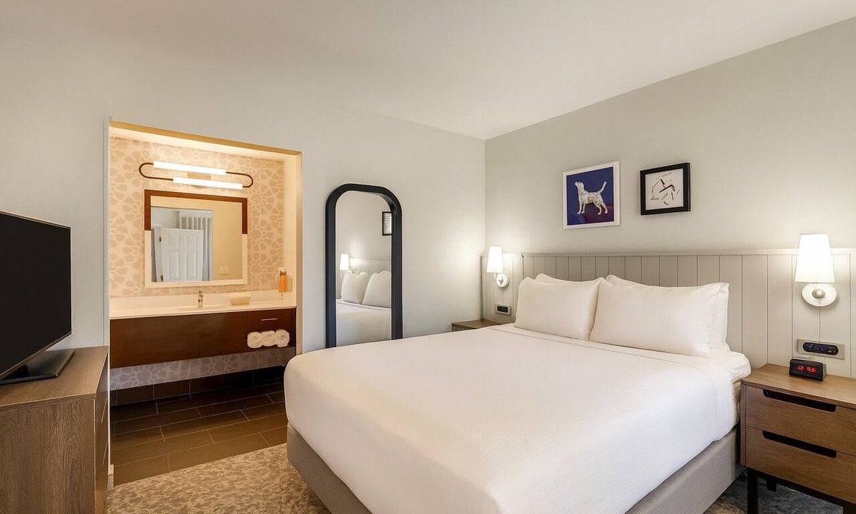 Sunnyvale Hotel | Modern 2 Queen Unit with Kitchen, Fitness Center, Near 49ers Museum!