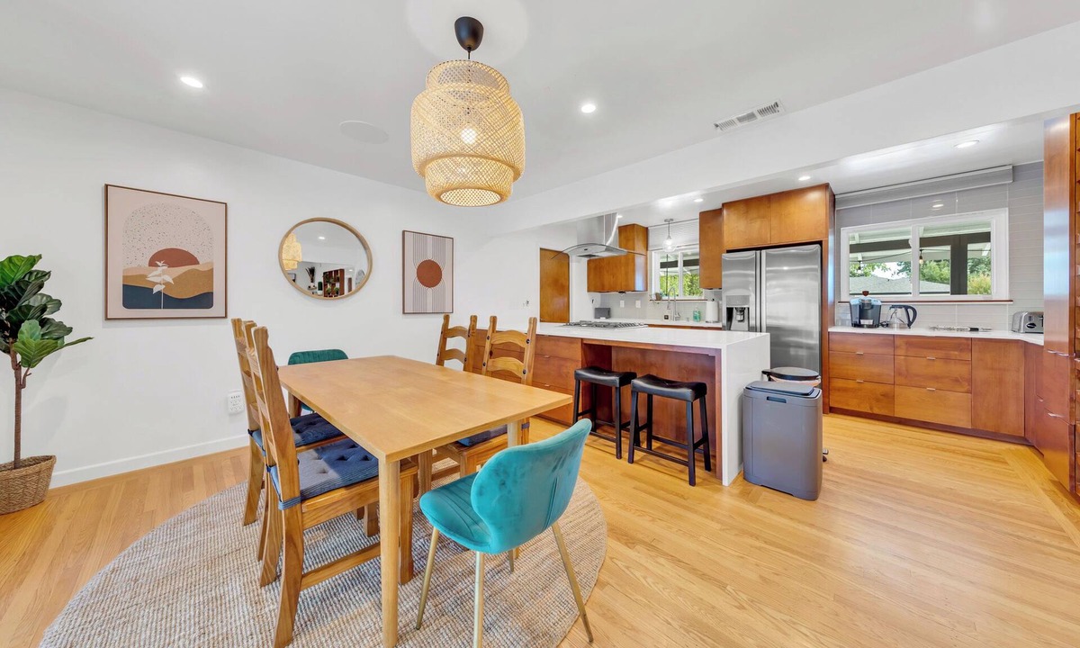 Southwestern Sacramento House | Modern 3BR Retreat – Sleeps 7, Foosball, Huge Backyard, 5 Mins to Downtown!