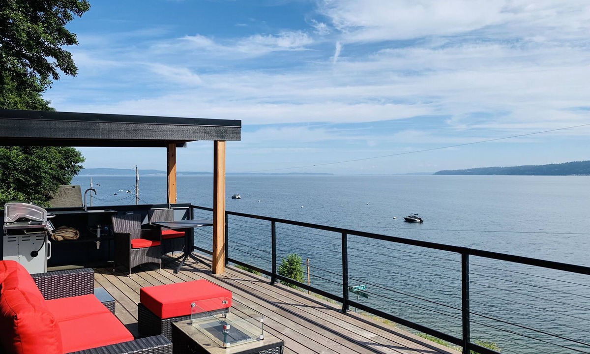 Camano Island House | Modern beachfront getaway w/hot tub and rooftop deck