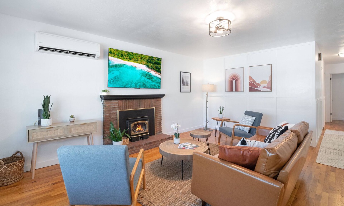 Roseburg House | Modern Bliss: Chic Retreat w/Stylish Amenities, Ideal for Vacation & Family Fun