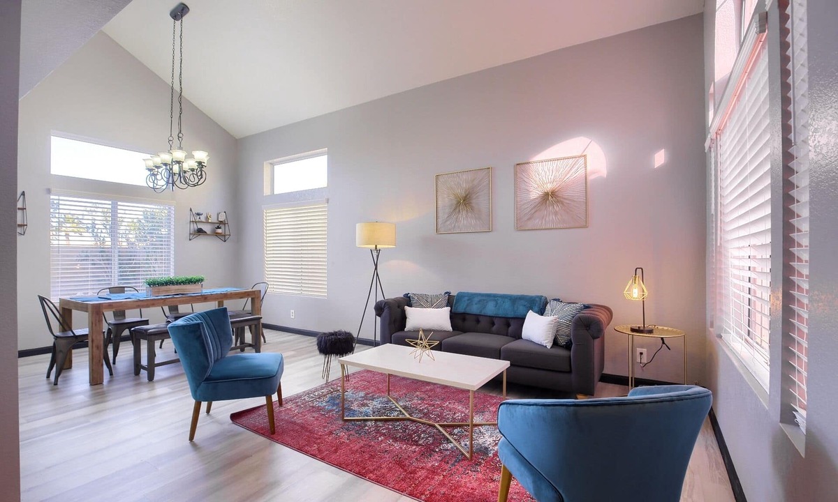 Green Valley House | Modern Chic Cozy w/Free Hottub and EV Charging, 10min>Strip, 5min to Airport