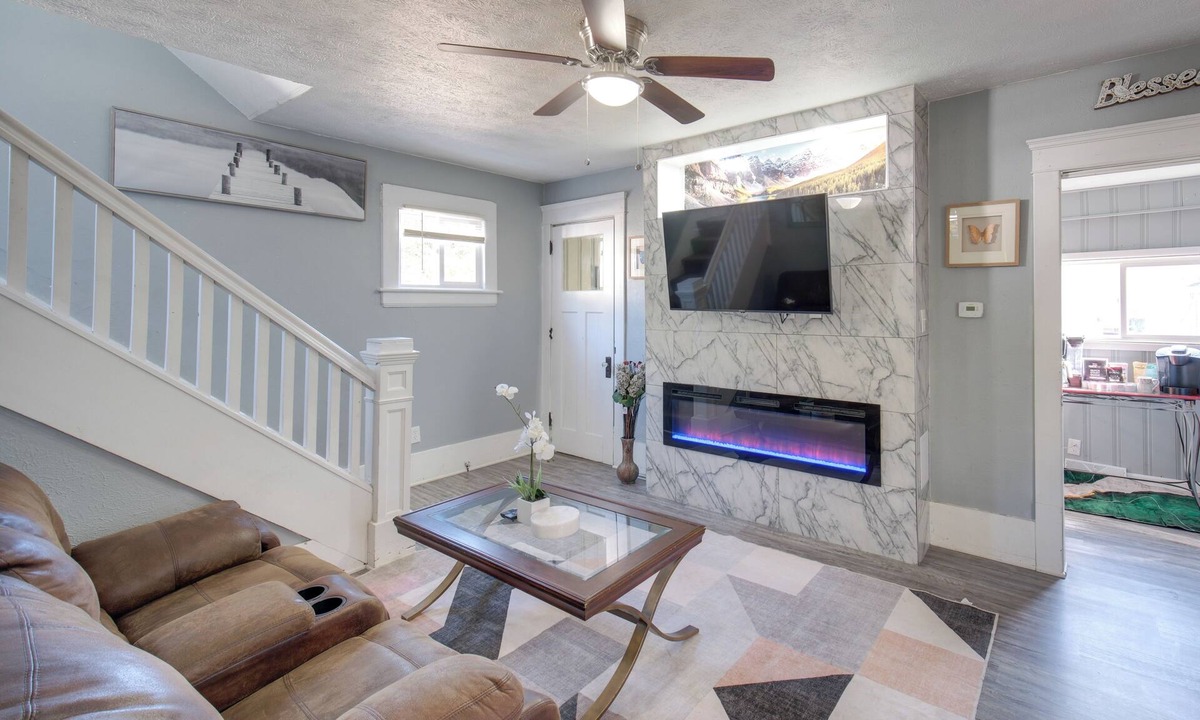 Highland Square House | Modern & Convenient! Group Stay in Highland Square