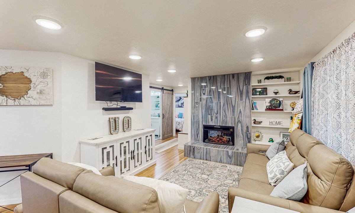 Southeast Eugene House | Modern family friendly home w/fireplace, washer & dryer, WIFI - close to town