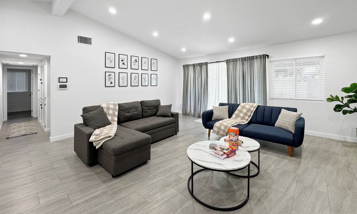 Southwest Anaheim House | Modern Family Getaway Near Disney & Knott’s – Arcade Fun!