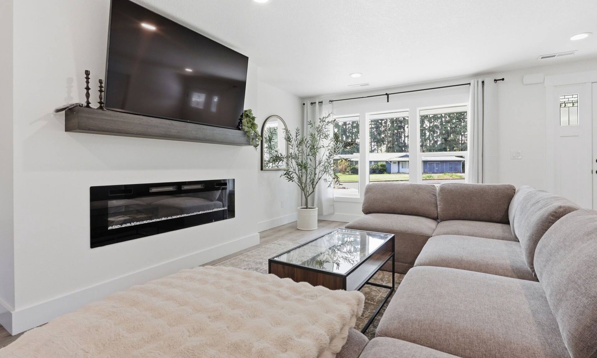 Pleasant Valley House | Modern, fully updated 4-BR house in cul-de-sac