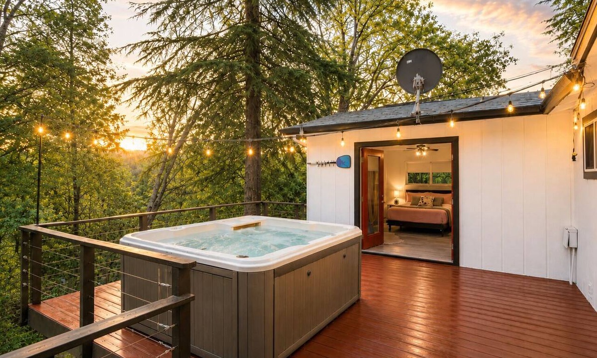 Glencoe House | Modern House: 3BR, HotTub, FireTable, BBQ, Dogs OK, Games, Wine Testing!