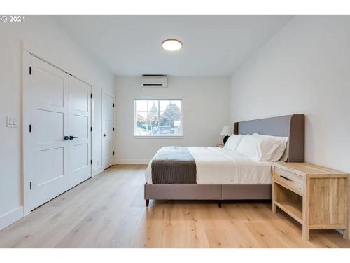 Western House | Modern King Retreat Fireplace Near Autzen