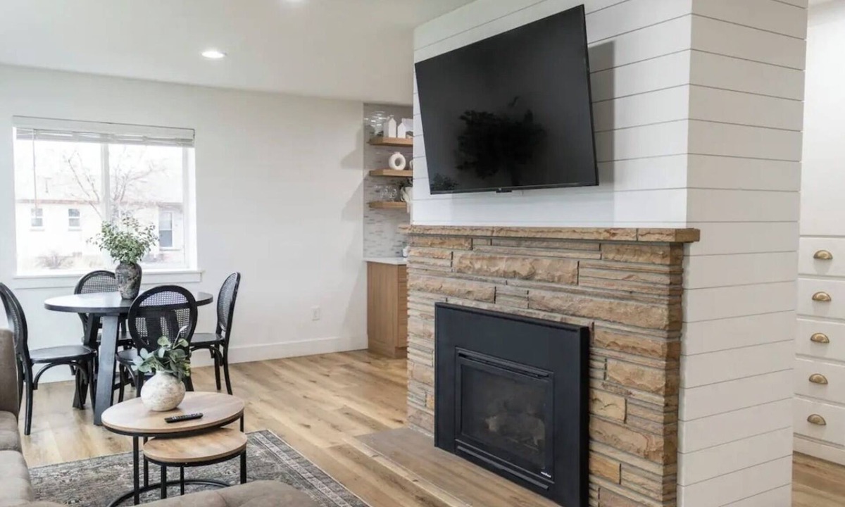 Murray House | Modern Lux Upstairs Unit Near SLC W/King Bed, Yard, Garage and Washer/Dryer