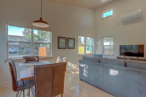Larkspur House | Modern Mod Pod with Private Yard