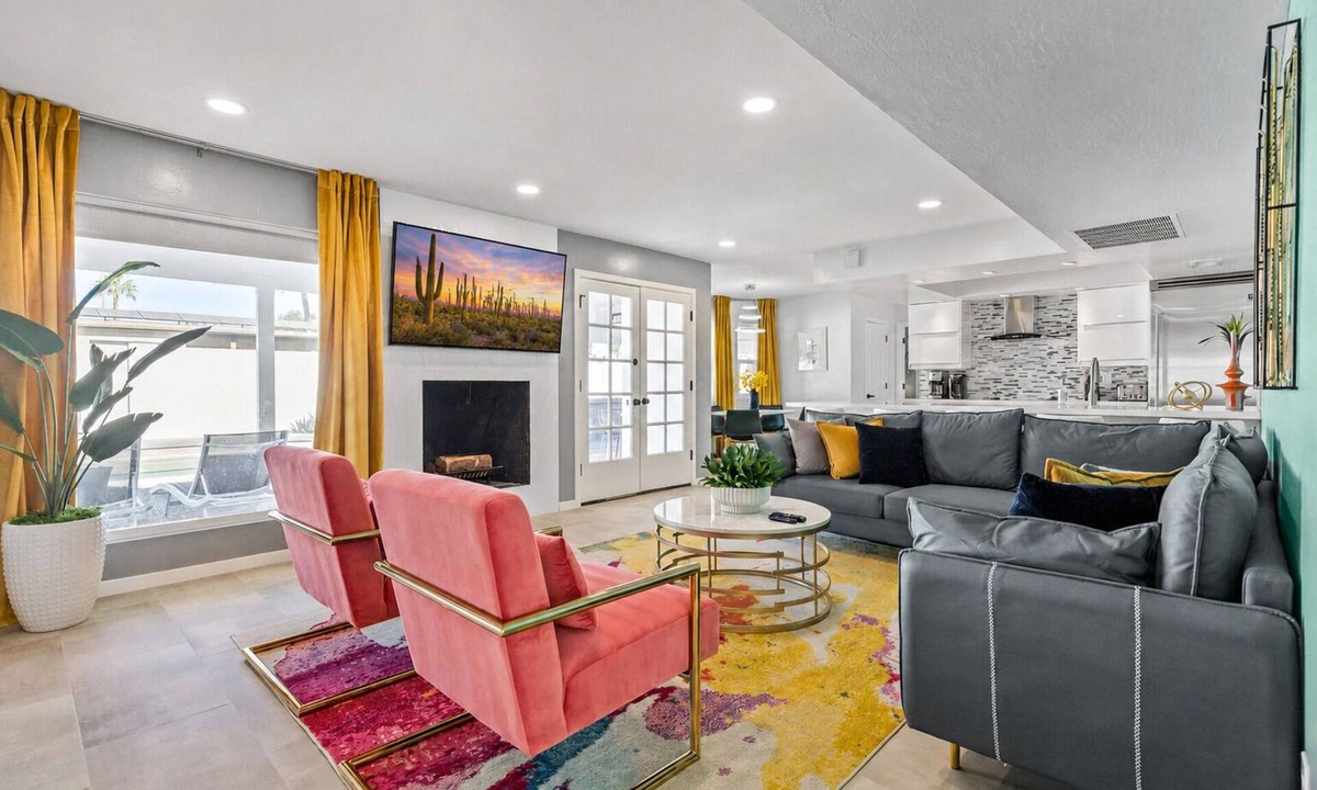 Raskin Estates House | Modern Retreat Minutes from Shopping Dining & Golf
