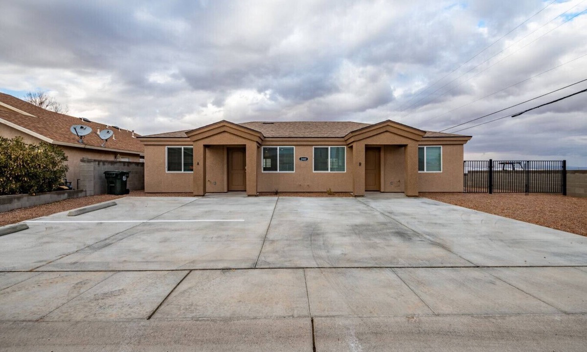 Kingman House | Modern Retreat | RV-Friendly | Prime Location by Park