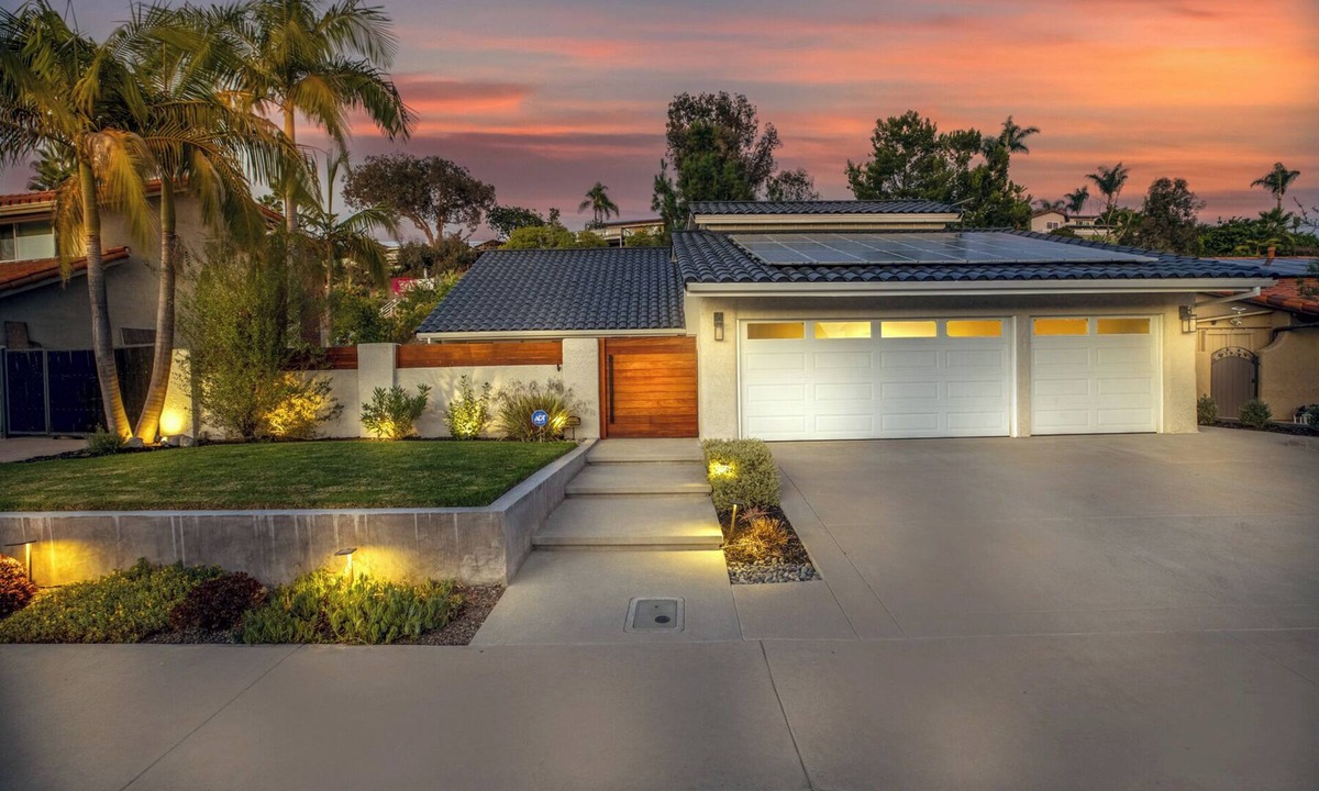 Mission Viejo House | Modern SoCal Escape with Outdoor Grill & Lush Lounge Areas | Casa Cordero