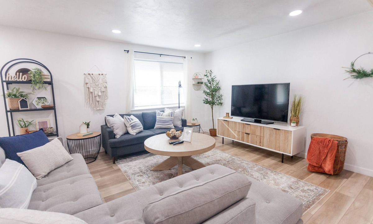 Central Oregon House | Modern & Spacious 4-bedroom Home 15 min to U of O, 11 min from Airport