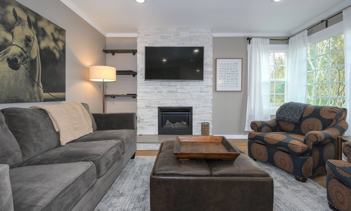 Northwest Vancouver House | Modern Uptown Bungalow Home For Groups Big And Small!