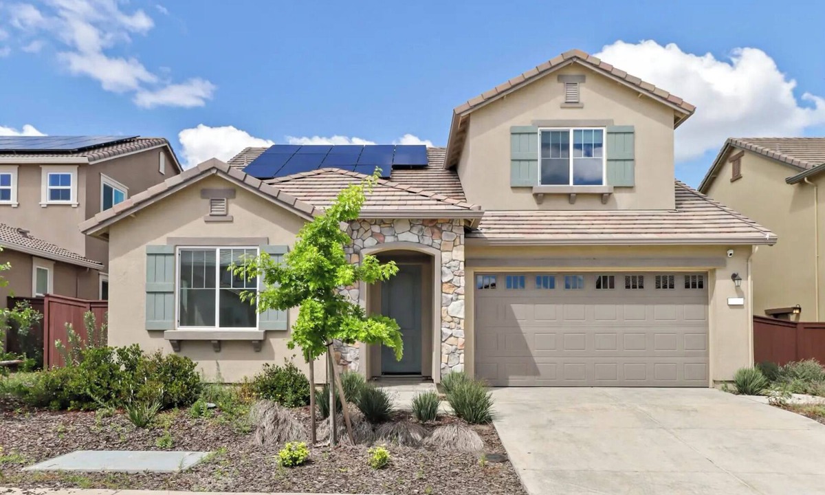 Folsom House | Monthly/Daily Stay: Spacious 4BD for Family & Work. Outdoor backyard & BBQ grill