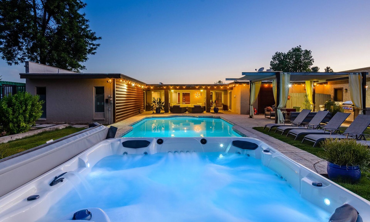 Central Scottsdale House | Most desirable neighborhood in Scottsdale. 2 masters, private 1 acre lot