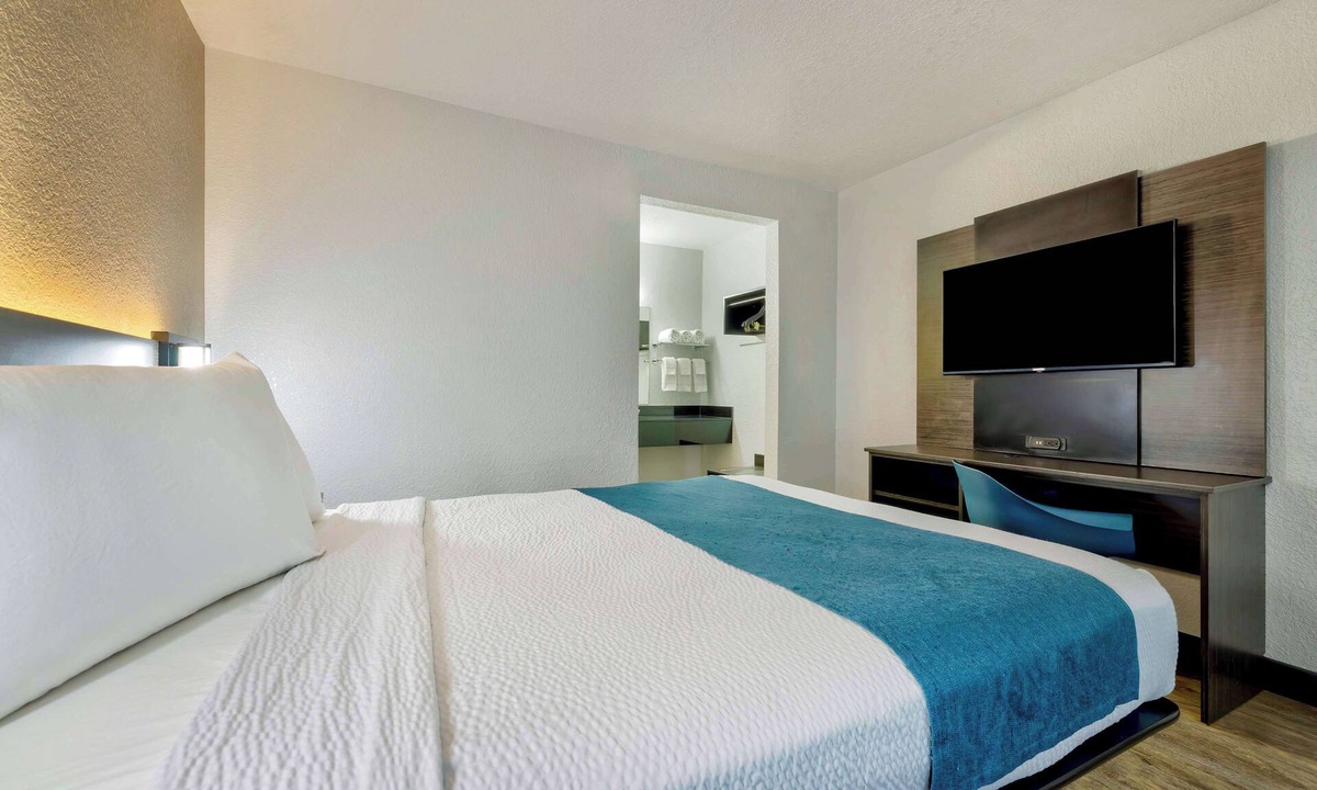 Northeast Anaheim Hotel | Motel 6 Anaheim, CA - Fullerton East