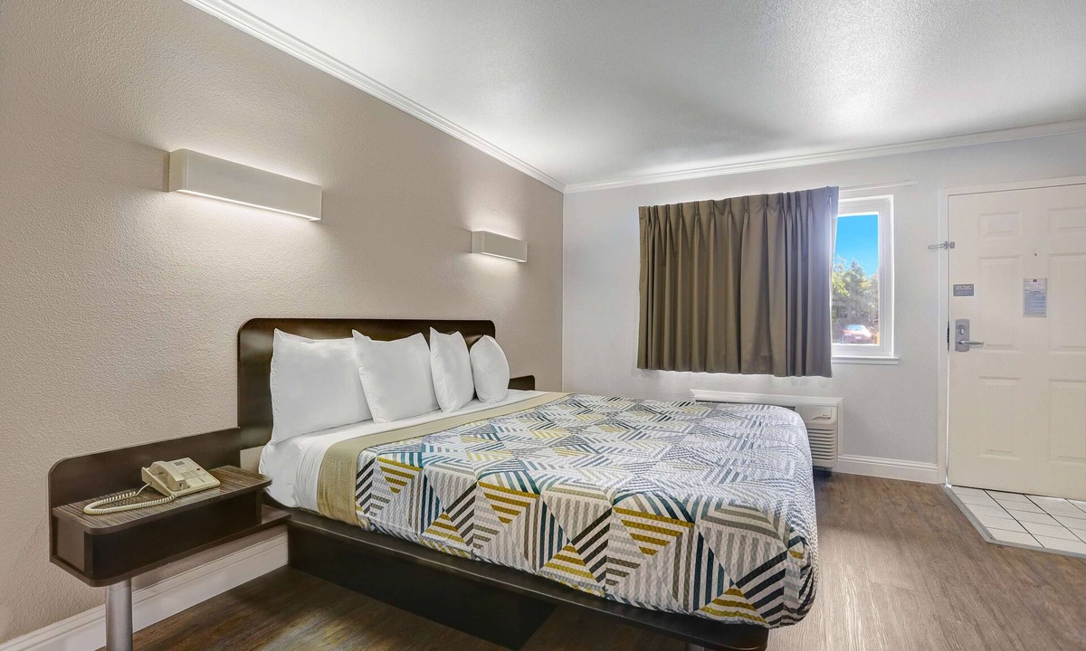 Lodi Hotel | Motel 6 Lodi, CA