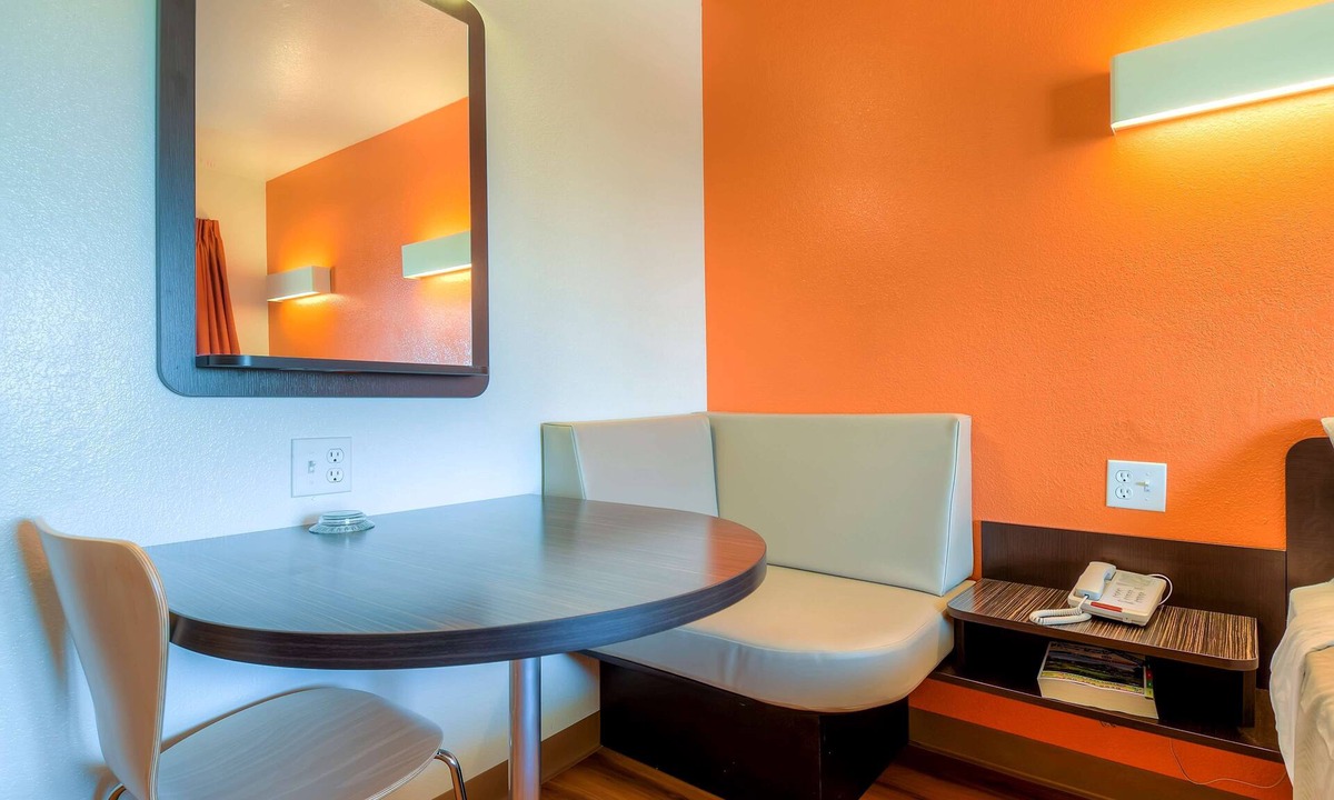 Warm Sands Hotel | Motel 6 Palm Springs, CA - Downtown