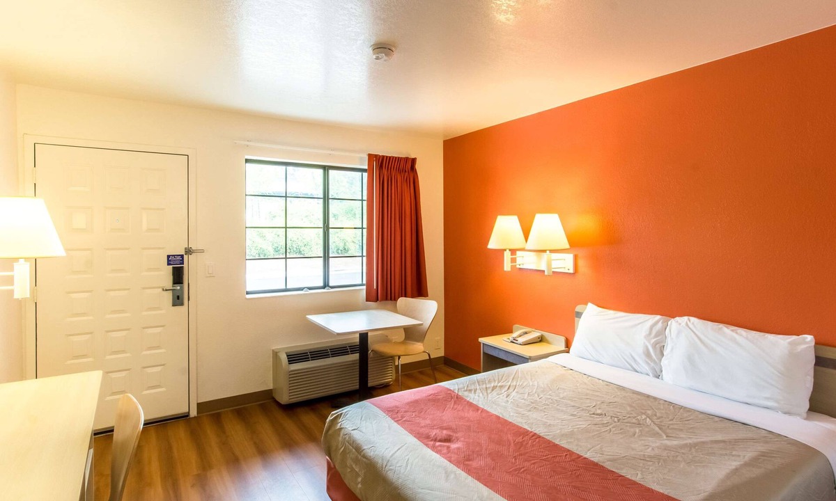 Redding Hotel | Motel 6 Redding, CA - North